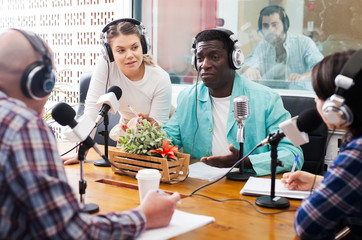 Radio hosts interviewing guest - obrazy, fototapety, plakaty