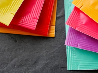 Verschiedene bunte Teebeutel Tüten aus Papier Hintergrund