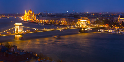 Fototapeta na wymiar Night view Hungarian Parliament and Budapest Chain Bridge