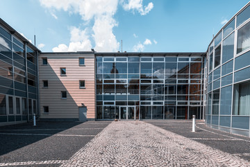 Fototapeta na wymiar Amtsgericht in Pirna Haus mit Glasfassade und blauer Himmel