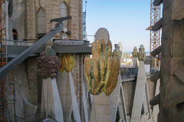 Barcelona, Spanien: Sagrada Familia Pflanzen und Früchte Ornamente auf den Turmspitzen