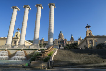 Fototapeta na wymiar Barcelona, Spanien: Treppenaufgang mit Säulen zum Palau Nacional mit dem nationalen Kunstmuseum von Katalanien 