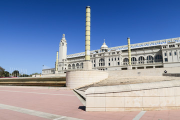 Barcelona, Spanien: Das Olympiastadion mit Vorplatz im Zentrum des Olympischen Rings