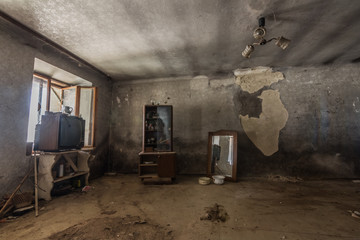 fernseher vitrine mit spiegel und lampe in einem zimmer