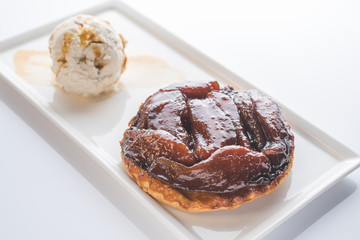 tarta tatin de pera con helado de vainilla