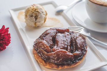 tarta tatin de pera con helado de vainilla