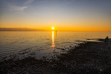 Bodensee Ufer bei Sonnenuntergang mit Wellen