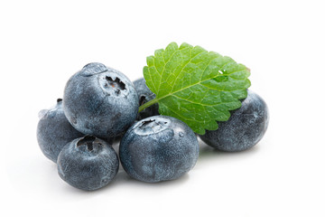 Obraz na płótnie Canvas Fresh blueberries with leaf isolated against white