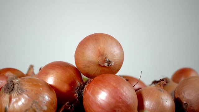 Obraz z ruchomej kamery cebuli w koszyku na białym 