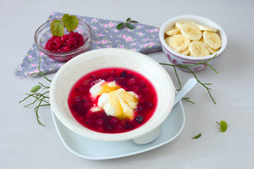 Beerensuppe mit Joghurt