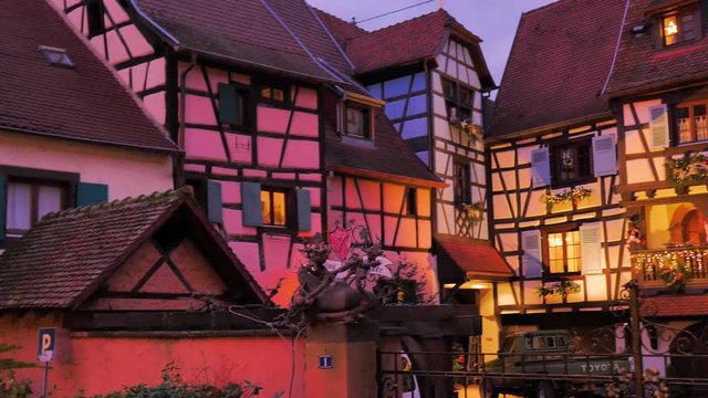 Conjunto de casas medievales entramadas por la noche con decoraci&oacute;n navide&ntilde;a de colores