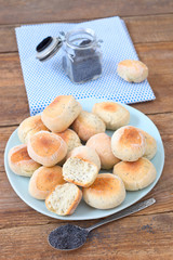 Selbstgemachte Mohnbrötchen