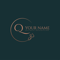 Q initial letters of round flower elegant badge logo template