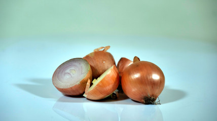 Przekrojone owoce cebuli umieszczone na talerzu na jasnym tle