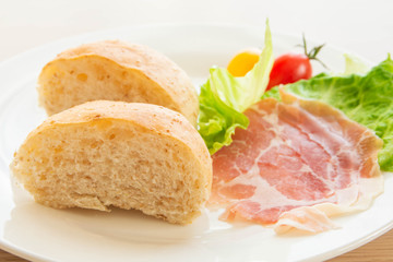 全粒粉のパンと生ハム
