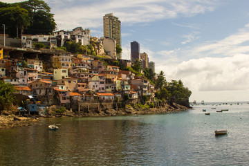Naklejka premium Casas na Falha Geológica de Salvador