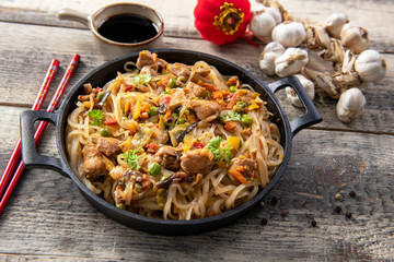 Chinese noodles with vegetables and chicken