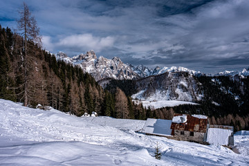 Fototapeta na wymiar Dolomiti, paesaggio invernale