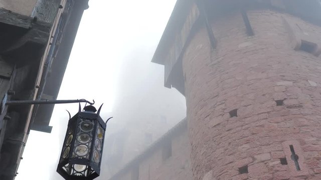 Lampara de castillo del terror con niebla espesa y torreones  