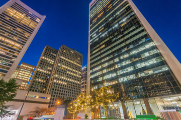 Obraz premium Cityscape Night. Evening illumination in Vancouver, Canada.