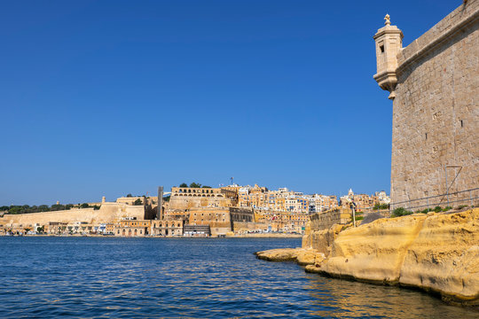 Malta, Birgu, Fort St. Angelo and view of Valetta in distance