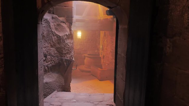 Pasadizos de miedo en castillo medieval con niebla terror&iacute;fica
