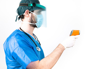 Coronavirus medico con mascherina fa controlli ai passeggeri in aeroporto con termometro laser per...
