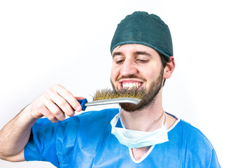 Medico dentista si lava i denti con la spazzola metallica