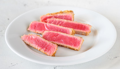 Tuna steak with sesame seeds