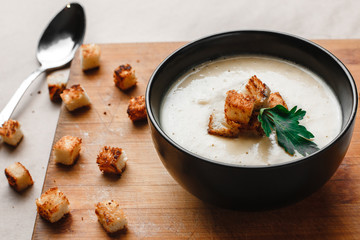 Mushroom cream soup with chicken and crackers