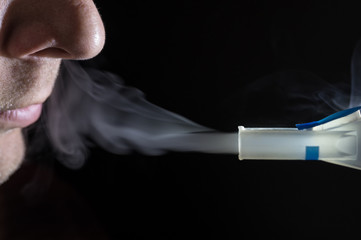 Elektrischer Inhalator zur Behandlung von diversen Atemwegserkrankungen
