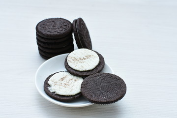 Fototapeta premium Chocolate and cream cookies on wooden backgrounds