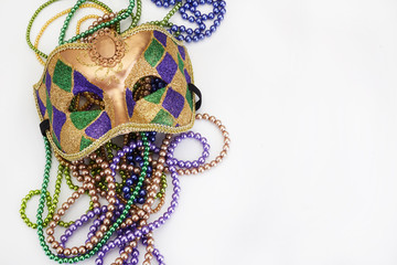 mardi gras mask and beads for party - obrazy, fototapety, plakaty