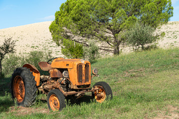 Obraz premium Old tractor rust in Tuscany. Countryside Italy.