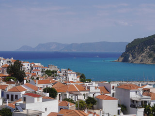 Obraz premium Panorama na czerwone dachówki i domy starego miasta Skopelos na wyspie Skopelos, Grecja.