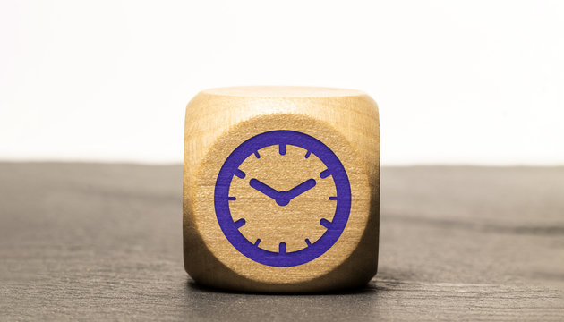 Icone temps grav&eacute; sur un cube en bois, isol&eacute; sur une ardoise - Horloge - Pendule