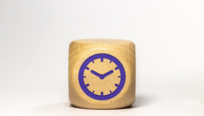 Icone croissance / économie gravé sur un cube en bois, isolé sur fond blanc - Horloge - Pendule