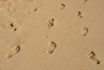 Fototapeta na wymiar Ślady stóp na plaży