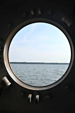 Widok przez okno na statku, Mazury, Polska