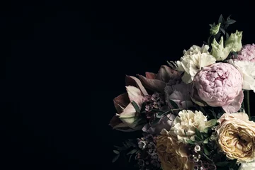Schöner Strauß verschiedener Blumen auf schwarzem Hintergrund, Platz für Text. Blumenkartendesign mit dunklem Vintage-Effekt © New Africa