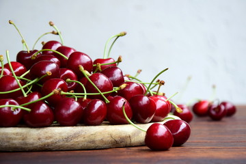 Leckere rote frisch geerntete Kirschen auf einem Holztisch - Sommerzeit ist Kirschenzeit