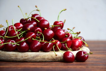 Frisch geerntete rote leckere Kirschen auf einem Holztisch