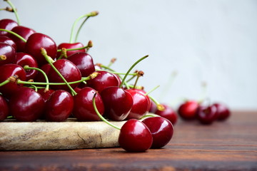Frisch geerntete rote leckere Kirschen auf einem Holztisch
