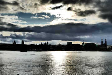 Panorama von Mainz am Rhein mit dunklen Regenwolken