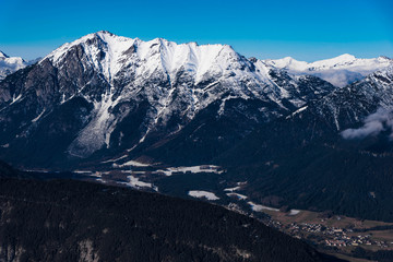 Blick auf das schneebedeckte Wetterstein Gebirge in Tirol