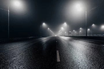 Gordijnen Mistige mistige nachtweg verlicht door straatverlichting © Mulderphoto