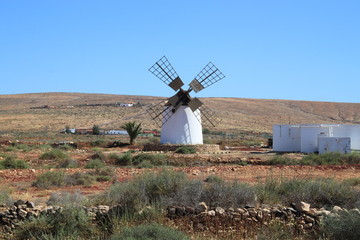 Wiatrak,krajobraz na wyspie Fuartaventura ,Wyspy Kanaryjskie © ewa