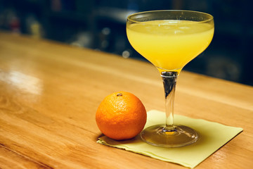 Cocktail alcolico con gin e succo di mandarino