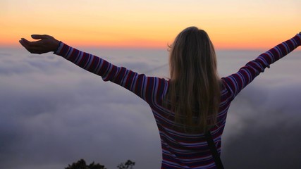 Silhouette d'une jeune femme libre