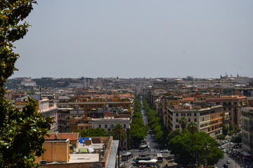 foto a&eacute;rea de una de las calles de Roma, Italia.